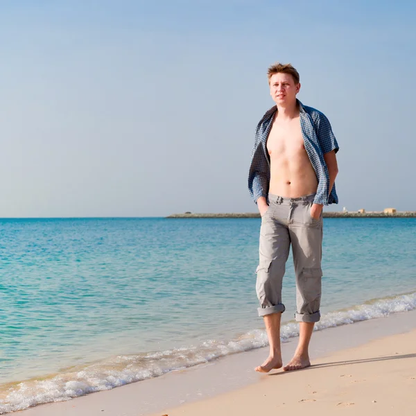 Сильний молодий чоловік на пляжі — стокове фото