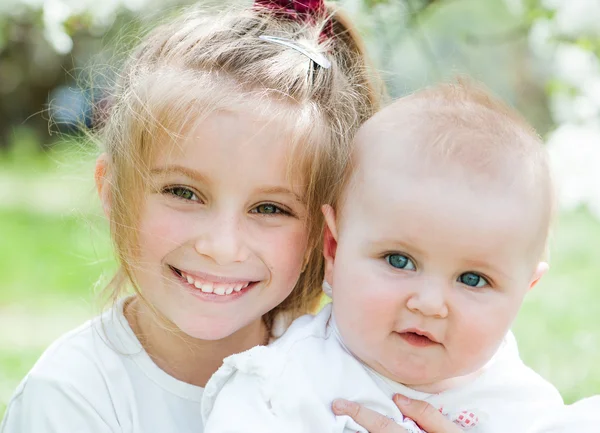 Twee mooie zusters — Stockfoto