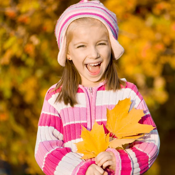 Φθινόπωρο πορτρέτο ενός μικρού κοριτσιού — Φωτογραφία Αρχείου