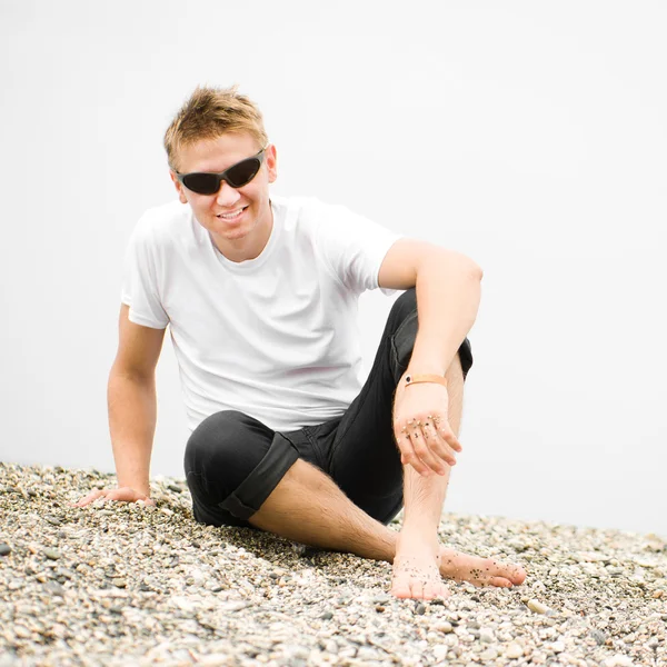 Jeune homme sur la plage — Photo