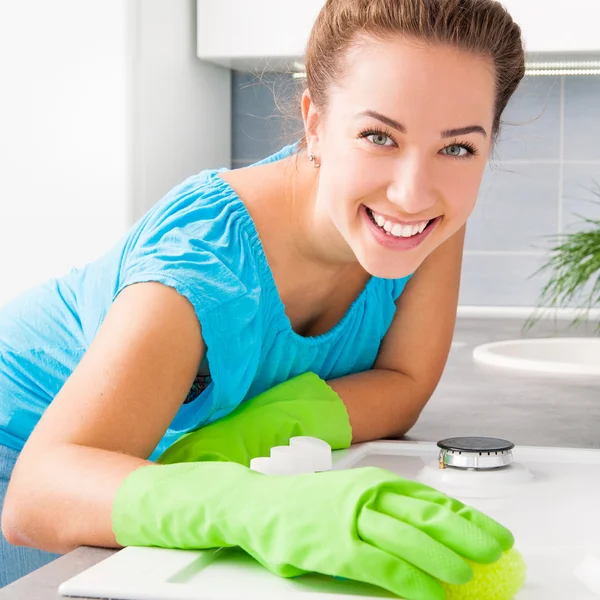 Vrouw reinigt de keuken — Stockfoto