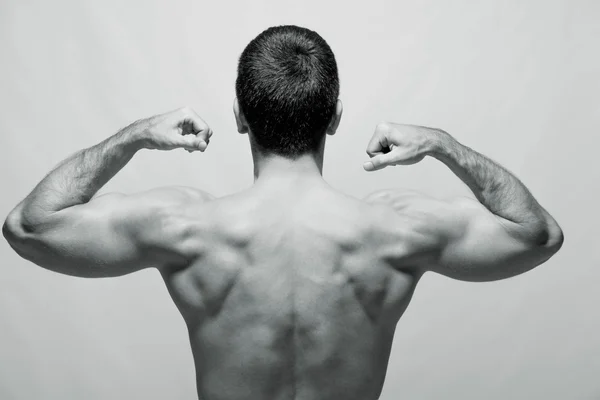 Vista posteriore di un giovane bodybuilder maschio — Foto Stock