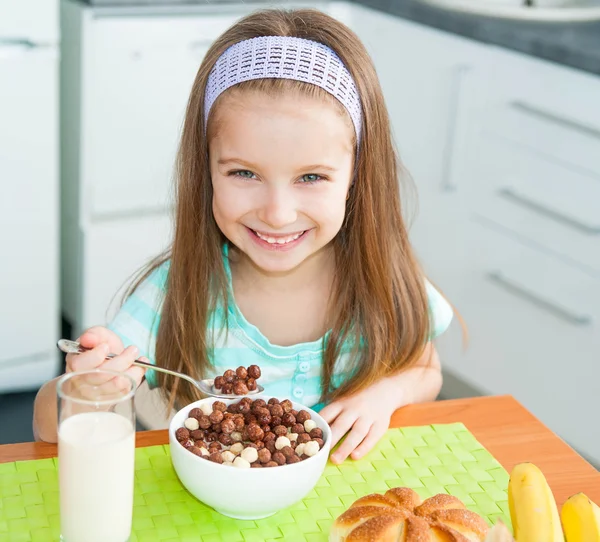 Kleines Mädchen isst ihr Frühstück — Stockfoto