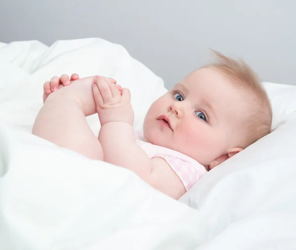 Baby spelen met zijn voeten — Stockfoto