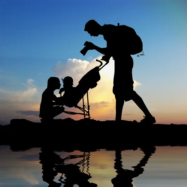 Papá fotografiando a sus hijos — Foto de Stock