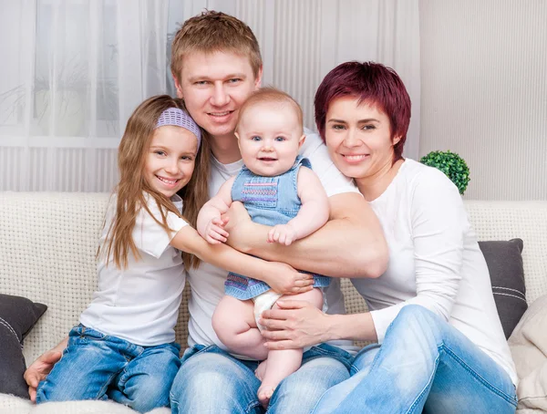 Junge Familie zu Hause — Stockfoto