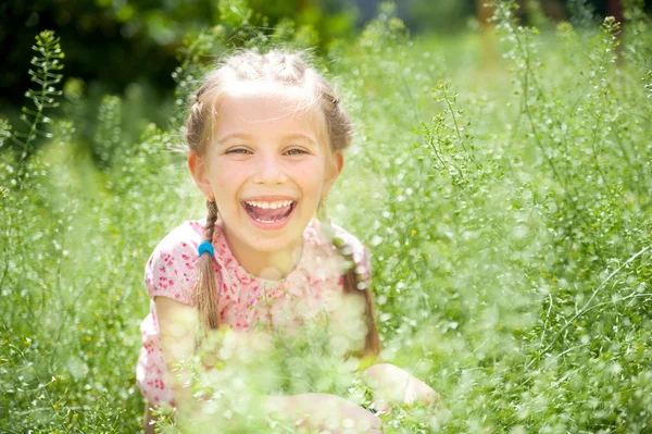 Leende liten flicka — Stockfoto