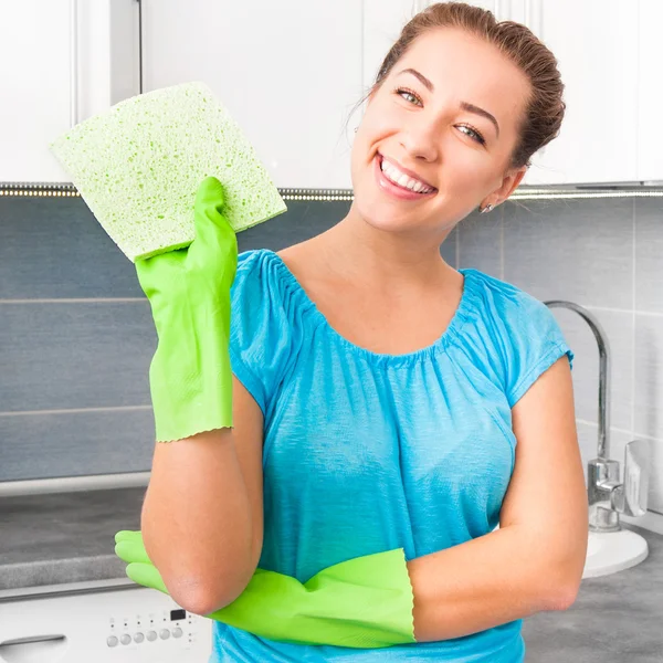 Vrouw reinigt de keuken — Stockfoto