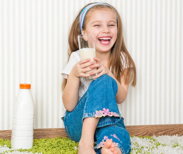 Menina bebe o leite — Fotografia de Stock