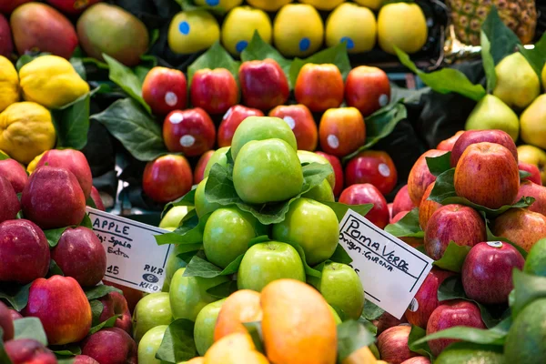 Разнообразие фруктов на рынке — стоковое фото