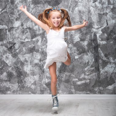 sevimli küçük kız atlama