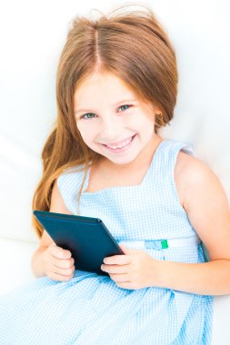 küçük kız bir e-kitap