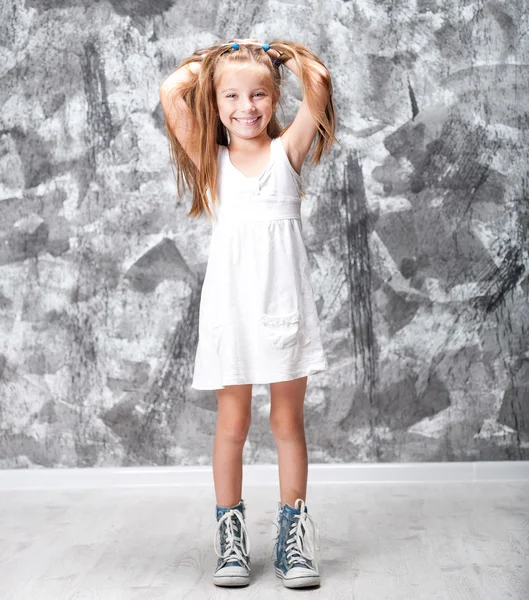 Sevimli küçük kız atlama — Stok fotoğraf