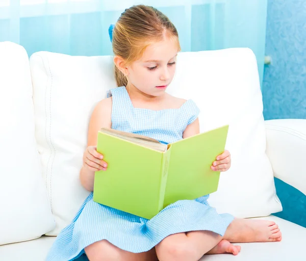 Mała dziewczynka czyta książkę. — Zdjęcie stockowe