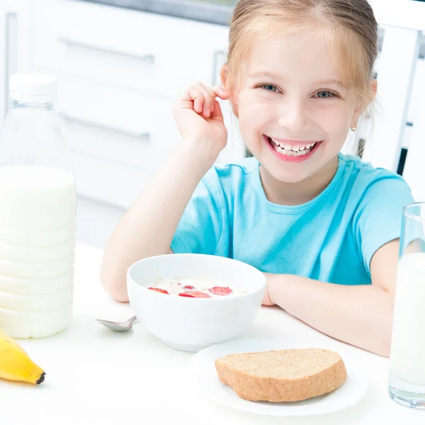 Klein meisje eten — Stockfoto