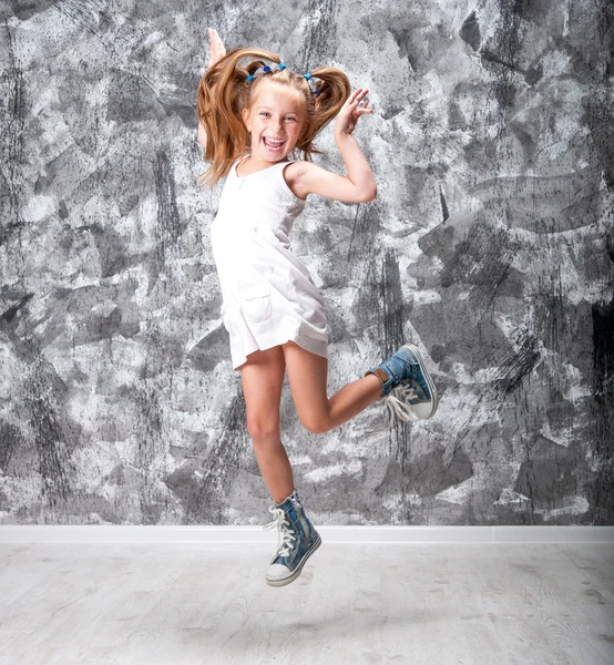 Bonito menina salto — Fotografia de Stock