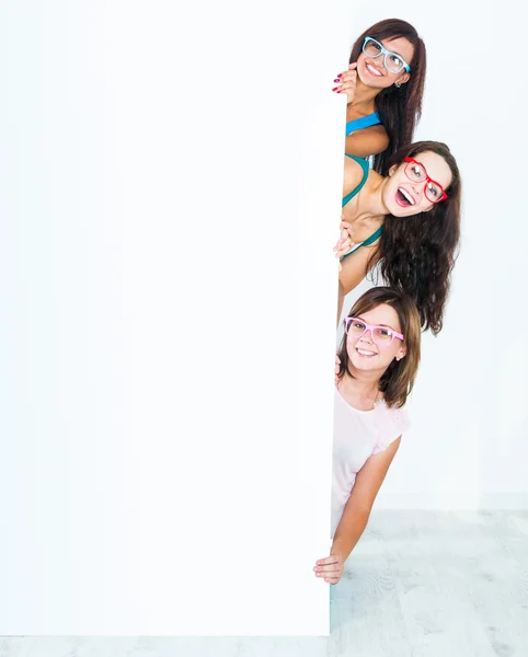 Mädchen gucken von hinter einem Rohling — Stockfoto