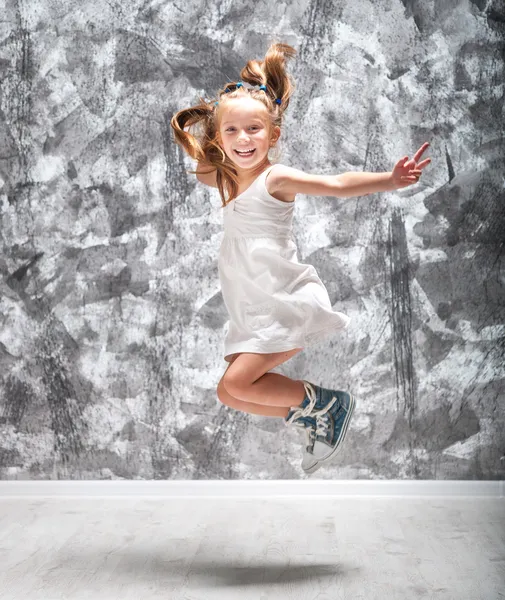 Schattig klein meisje-stap-springen — Stockfoto