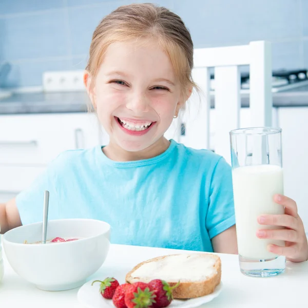 Klein meisje eten — Stockfoto