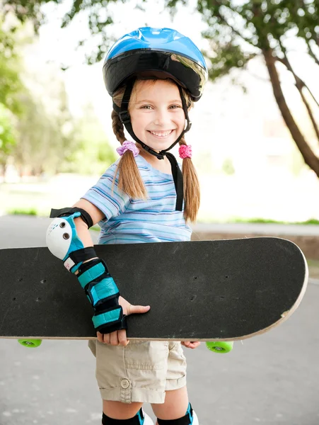 Mignonne petite fille dans un casque — Photo