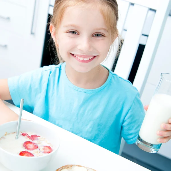 Lilla flickan dricka mjölk — Stockfoto