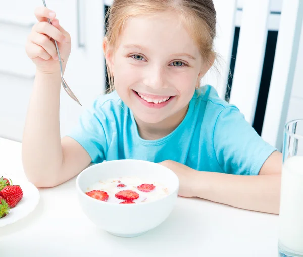 먹는 어린 소녀 — 스톡 사진