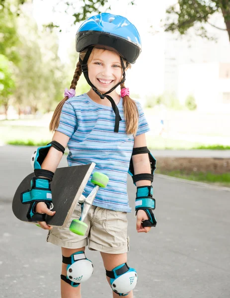 Carino bambina in un casco — Foto Stock