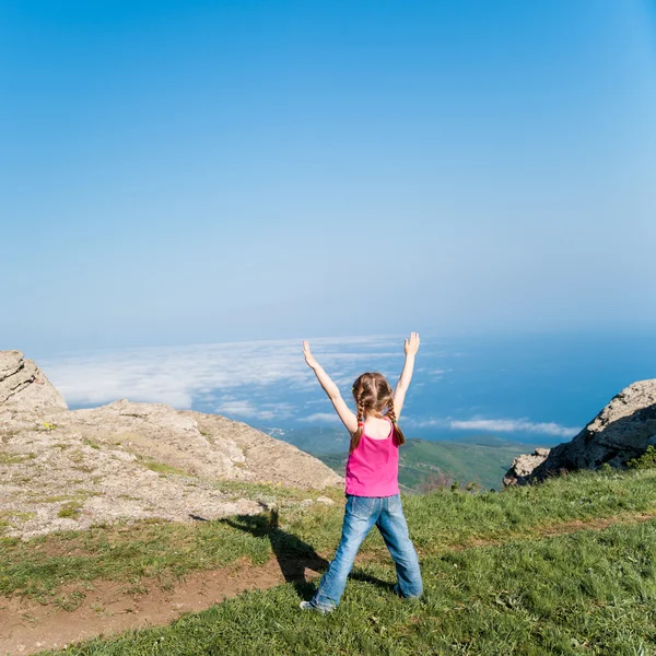 Meisje op de top van een berg — Stockfoto