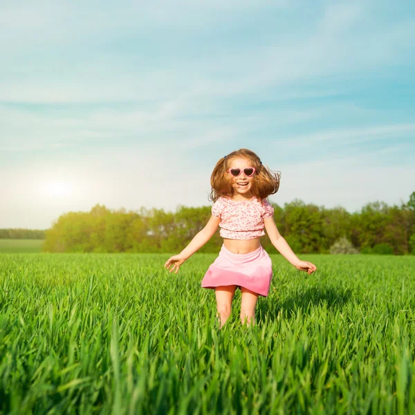 Маленькая девочка на поле — стоковое фото
