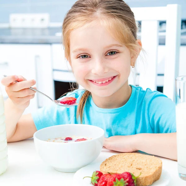 Liten flicka äter — Stockfoto