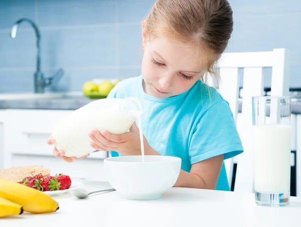 Little girl pouring milk — Stock Photo, Image