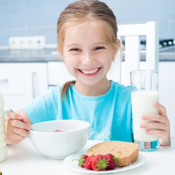 Kleines Mädchen trinkt Milch — Stockfoto