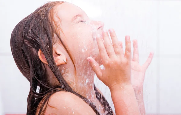 Menina bonito pequeno está tomando um banho — Fotografia de Stock