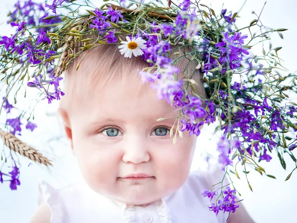 Babymeisje met een kroon op zijn hoofd — Stockfoto