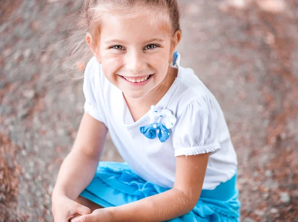 Carino sorridente bambina — Foto Stock