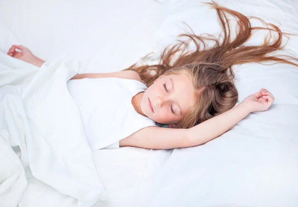 Chica durmiendo en cama blanca —  Fotos de Stock