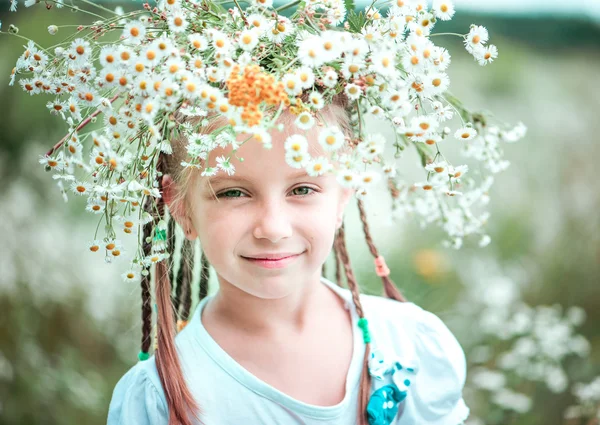 Schattig meisje op het veld — Stockfoto