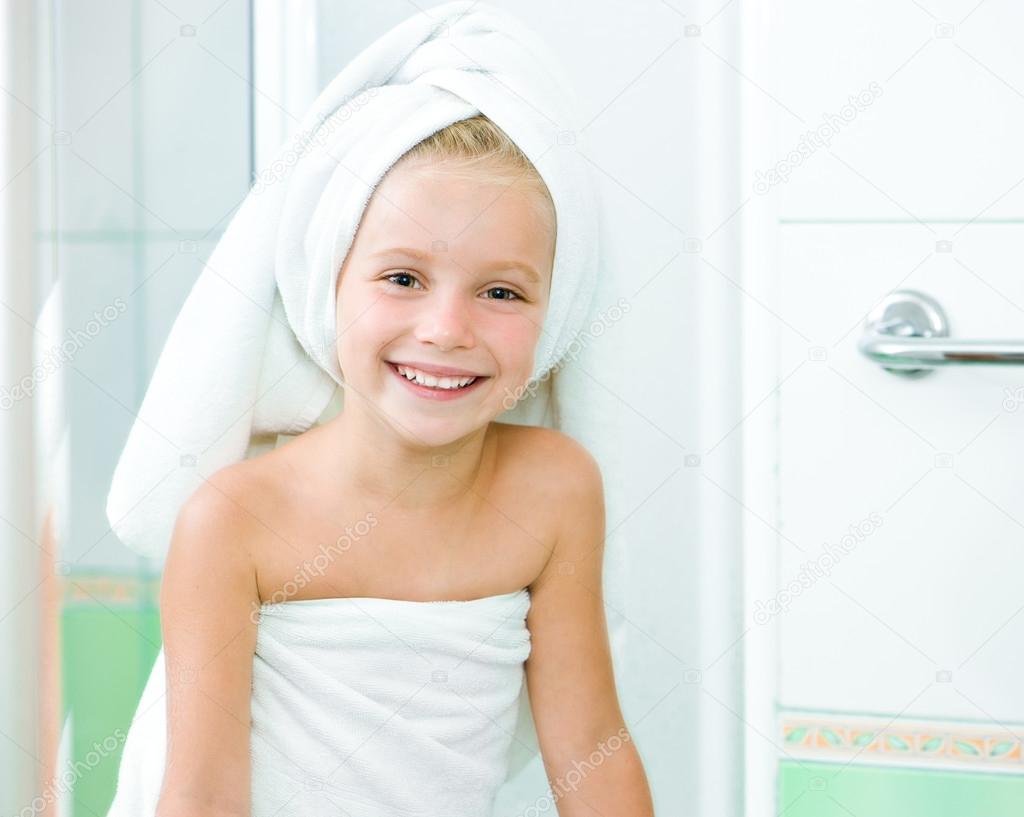 可爱的幼儿女婴在洗澡 小女孩在一个白色浴缸里洗澡 幼儿清洁浴 — 图库照片©kapinosova＃435199960