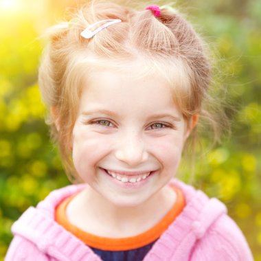 mutlu, küçük, şirin bir kız portresi