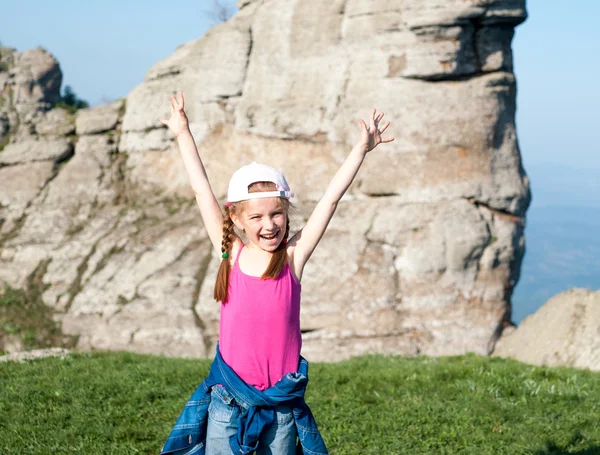 Lilla flickan ovanpå ett berg — Stockfoto