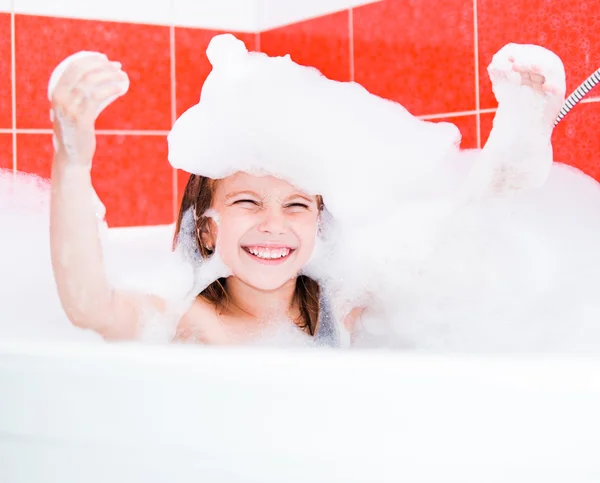 Menina bonita feliz está tomando um banho — Fotografia de Stock