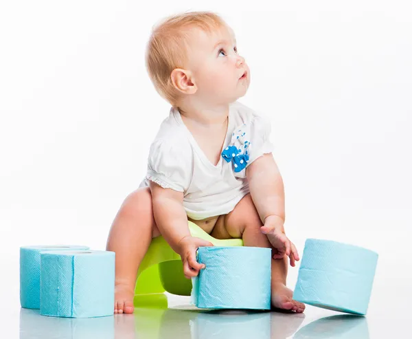 Pequeno bebê sentado em um pote — Fotografia de Stock