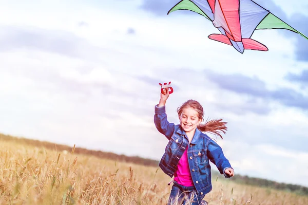 Kleines Mädchen fliegt einen Drachen — Stockfoto