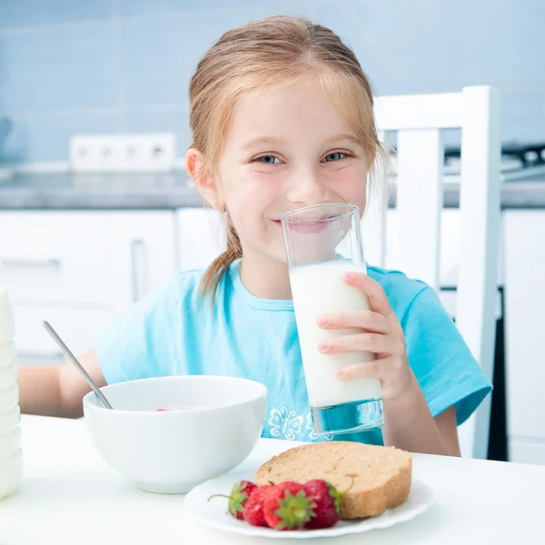 Bambina che beve latte — Foto Stock