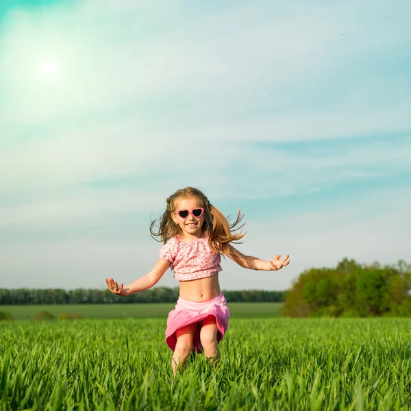 Little girl on the field — Stock Photo, Image