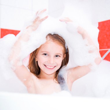 gülümseyen güzel kız banyo yaparken