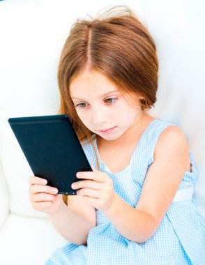 küçük kız bir e-kitap