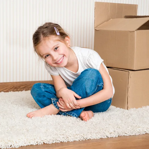 Little girl moving into new house — Stock Photo, Image
