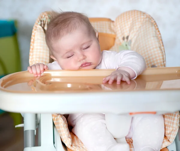 Ребенок уснул после еды — стоковое фото