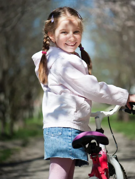 Kleines Mädchen auf ihrem Fahrrad — Stockfoto